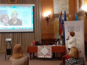 Esma predstavlja monografiju publici